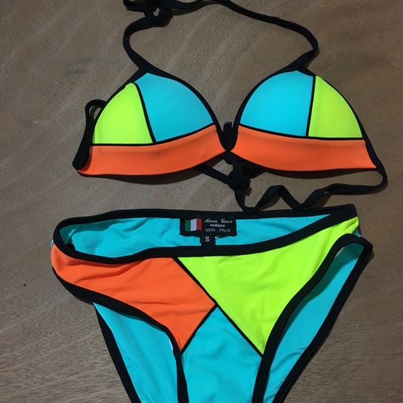 Bikinis - Picture 3 of 4